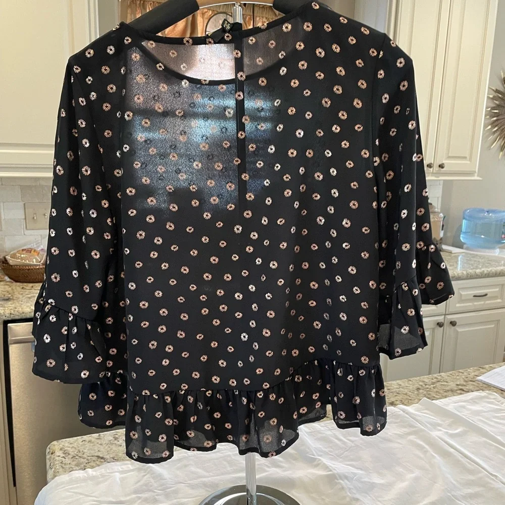 W5 adorable top with great sleeves, lightweight‎ condition slightly cropped